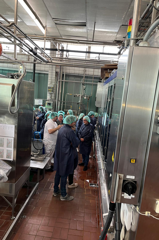 Impressionen vom Besuch verschiedener Mitarbeiter der EDEKA-Deckenbach-Märkte in der Schwälbchen Molkerei