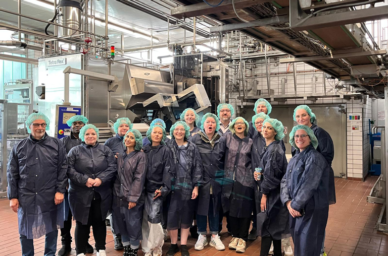 Impressionen vom Besuch verschiedener Mitarbeiter der EDEKA-Deckenbach-Märkte in der Schwälbchen Molkerei