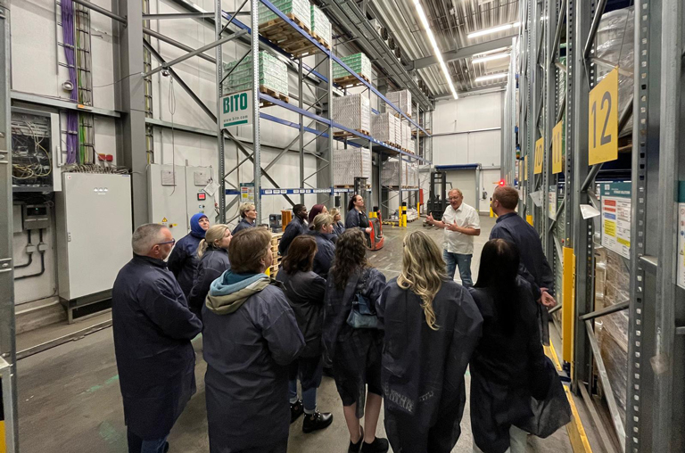 Impressionen vom Besuch verschiedener Mitarbeiter der EDEKA-Deckenbach-Märkte in der Schwälbchen Molkerei