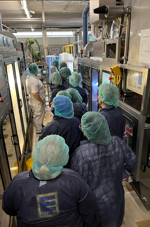 Impressionen vom Besuch verschiedener Mitarbeiter der EDEKA-Deckenbach-Märkte in der Schwälbchen Molkerei