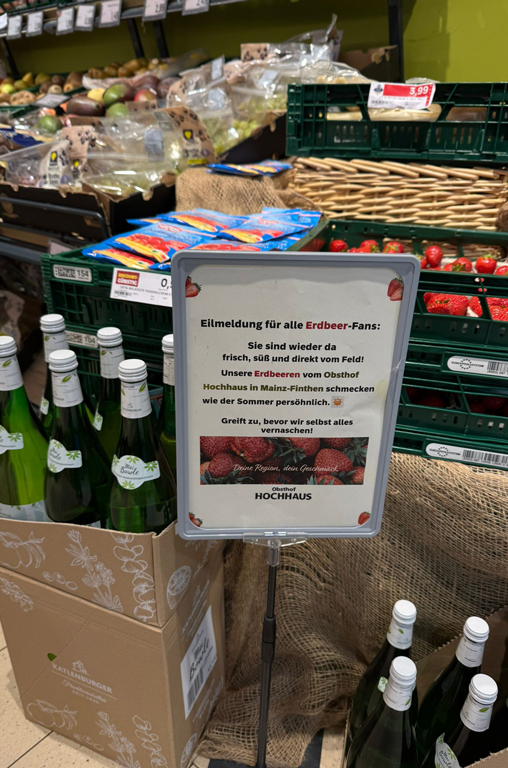 Regionale Erdbeeren vom Obsthof Hochhaus bei EDEKA Deckenbach. Aufbau mit früchten und Katlenburger Maibowle im Markt
