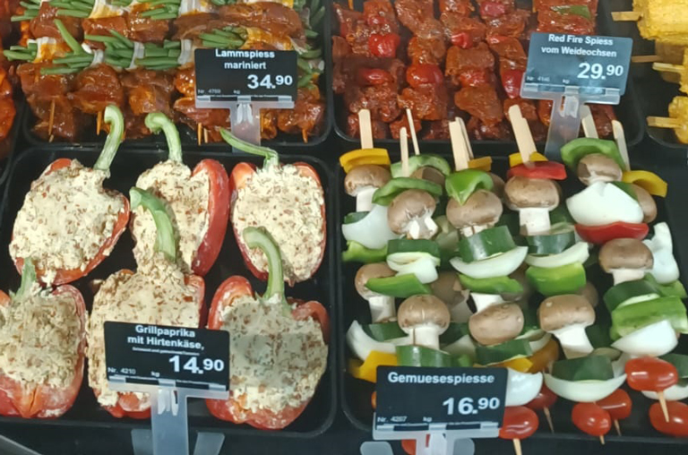 Vegetarische Highlights in der Auslage der Bedientheke von EDEKA Deckenbach