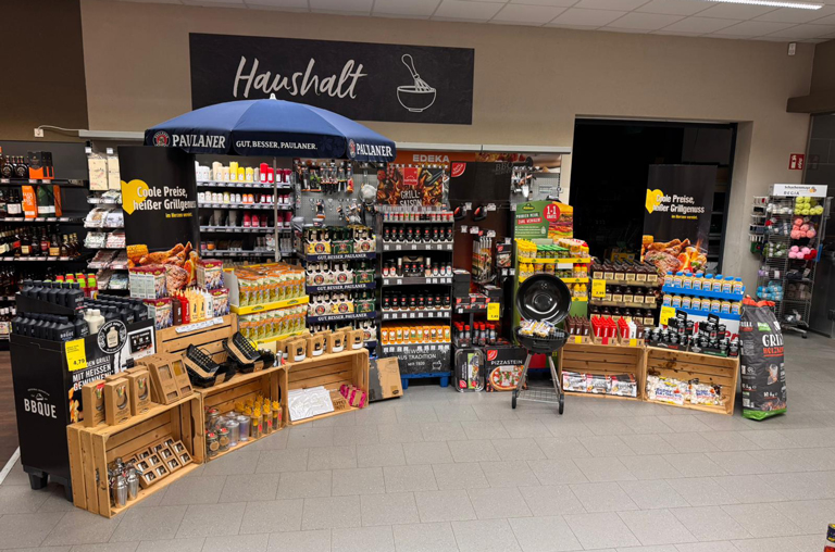 Aufbau mit Grillspezialitäten zum Start in die Grillsaison im EDEKA-Deckenbach-Markt