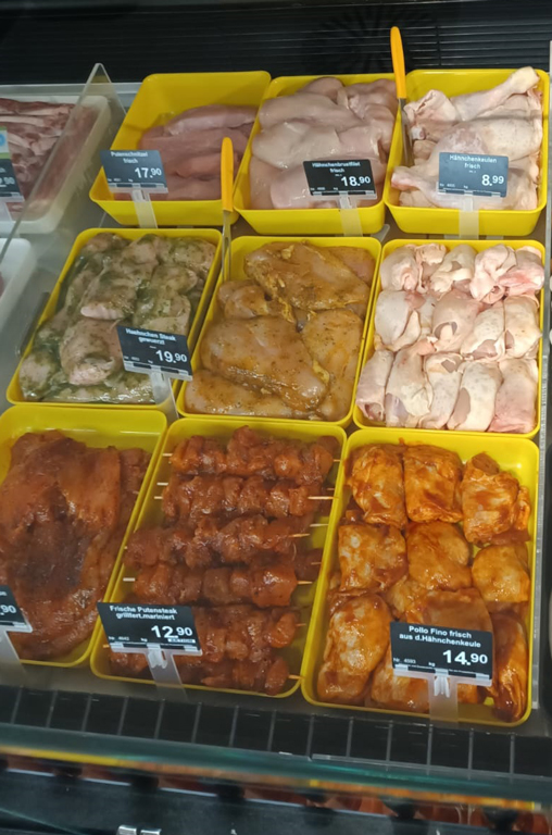 Verschiedenste Geflügelvariationen für den Grill in der Auslage der Bedientheke von EDEKA Deckenbach