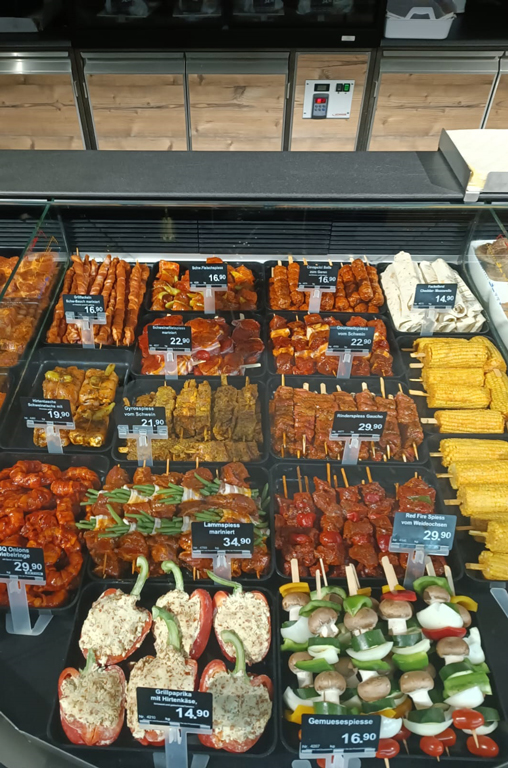Verschiedenste fertige Spießvariationen für den Grill in der Auslage der Bedientheke von EDEKA Deckenbach