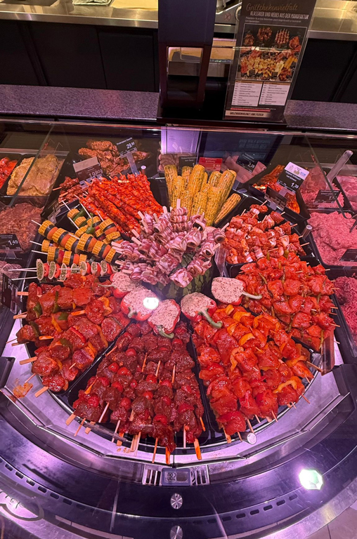 Verschiedenste fertige Spießvariationen für den Grill in der Auslage der Bedientheke von EDEKA Deckenbach