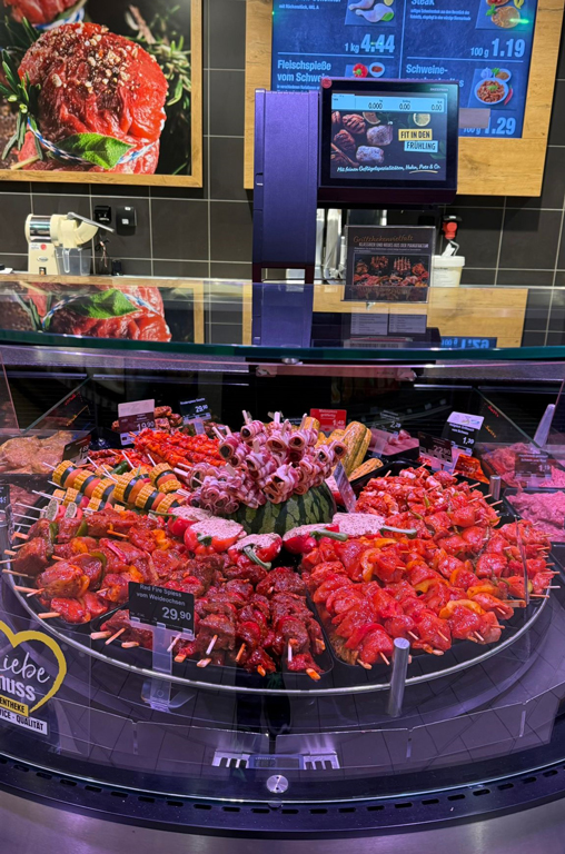 Verschiedenste fertige Spießvariationen für den Grill in der Auslage der Bedientheke von EDEKA Deckenbach