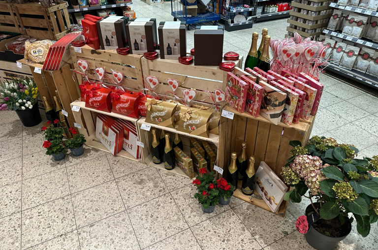 Muttertags-Aufbau im EDEKA-Deckenbach-Markt