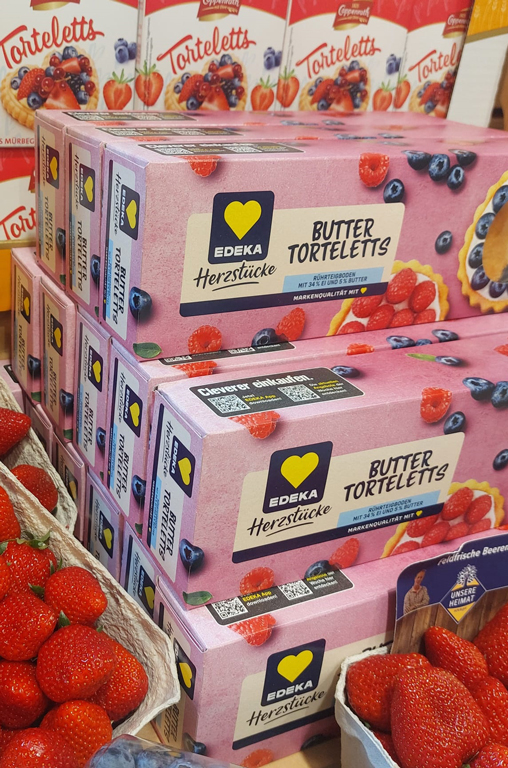 Torteletts von EDEKA Herzstücke sowie frische Erdbeeren von Unsere Heimat