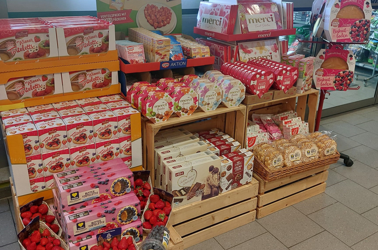 Aufbau zum Muttertag mit Schokoladenspezialitäten und Backartikeln