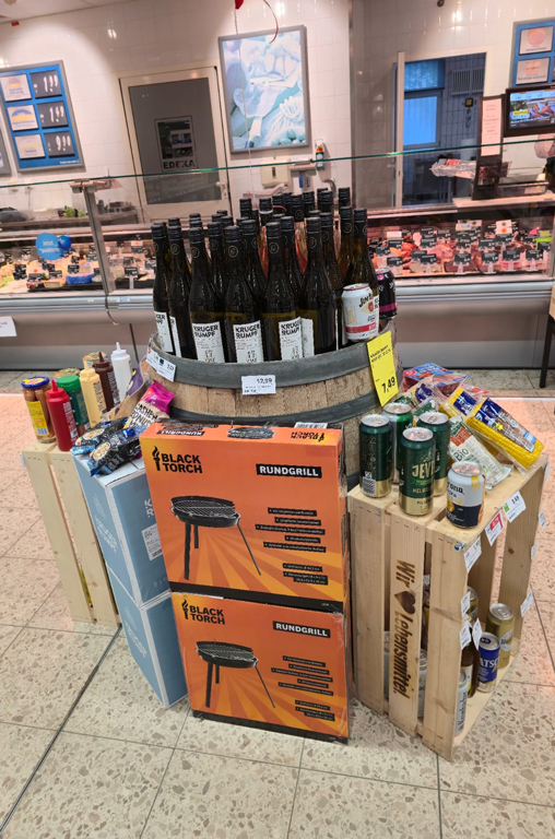 Aufbau mit Spezialitäten zum Vatertag im EDEKA-Deckenbach-Markt in Mainz-Hartenberg