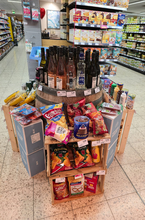 Aufbau mit Spezialitäten zum Vatertag im EDEKA-Deckenbach-Markt in Mainz-Hartenberg