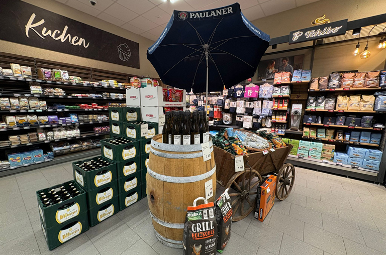 Aufbau mit Spezialitäten zum Vatertag im EDEKA-Deckenbach-Markt in Gau-Bischofsheim