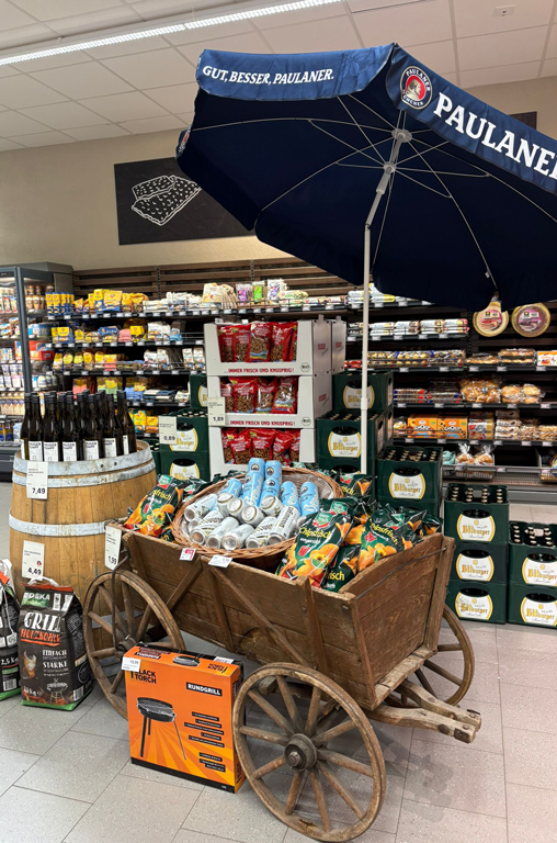 Aufbau mit Spezialitäten zum Vatertag im EDEKA-Deckenbach-Markt in Gau-Bischofsheim