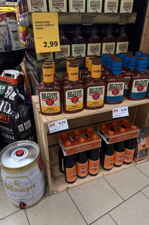 Eulchen Bier, Grillkohle, ein Fass Bitburger Bier und Grillsaucen auf einen Blick griffbereit