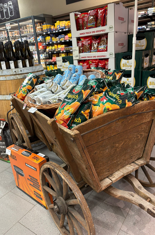 Aufbau mit Spezialitäten zum Vatertag im EDEKA-Deckenbach-Markt in Gau-Bischofsheim