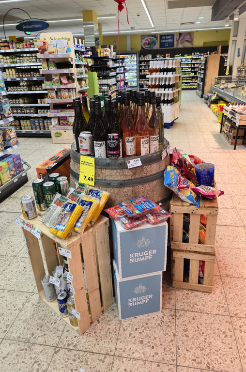 Aufbau mit Spezialitäten zum Vatertag im EDEKA-Deckenbach-Markt in Mainz-Hartenberg