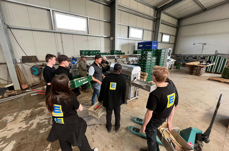 Auch in den Lagerhallen bekamen die EDEKA-Deckenbach-Azubis Einblicke und durften selbst mit anpacken