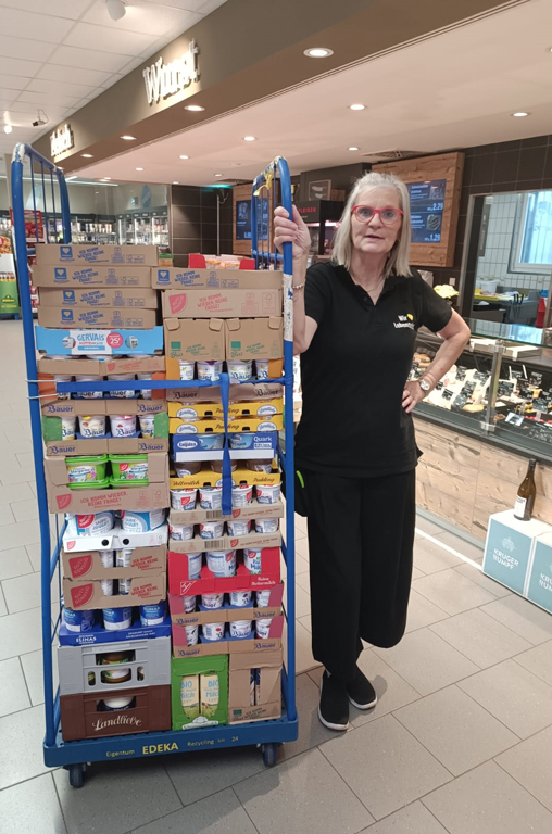 Seit Oktober 2024 arbeitet die Rentnerin Susanne Riegert auf Minijob-Basis weiter im EDEKA-Deckenbach-Markt in Mainz-Bretzenheim