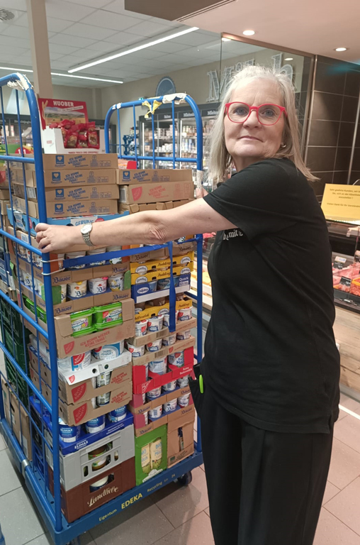 Susanne Riegert beim Verräumen neuer Ware