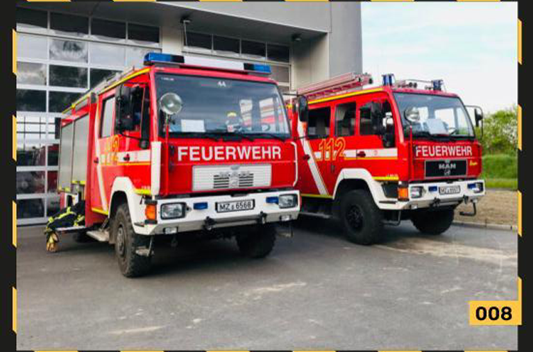 Ein Aufkleber für das Stickeralbum mit Feuerwerhfahrzeugen aus der Flotte der Freiwilligen Feuerwehr Gau-Bischofsheim