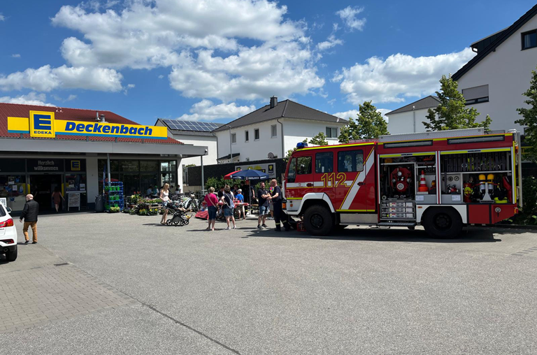 Ein Foto von der Stickerstars Kickoff-Veranstaltung am 30. Mai vor dem Markt von EDEKA Deckenbach in Gau-Bischofsheim