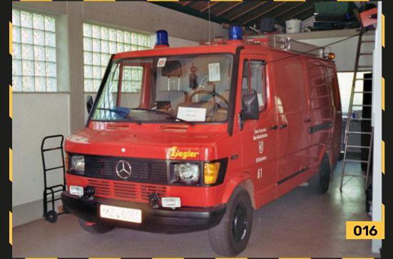 Ein Sticker mit einem älteren Mercedes-Feuerwehrfahrzeug