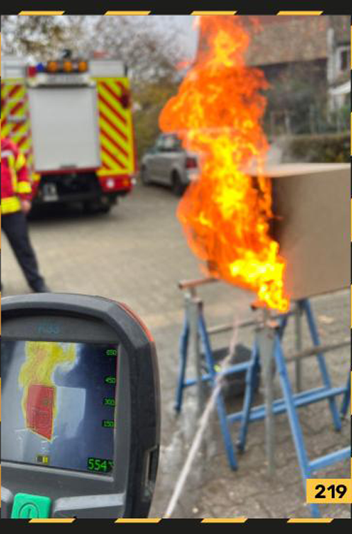 Ein Sticker, der eine Feurübung zeigt