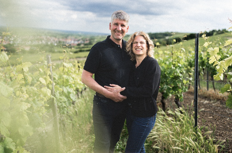 Anke und Achim Martin in den Weinreben auf einer ihrer Weinlagen