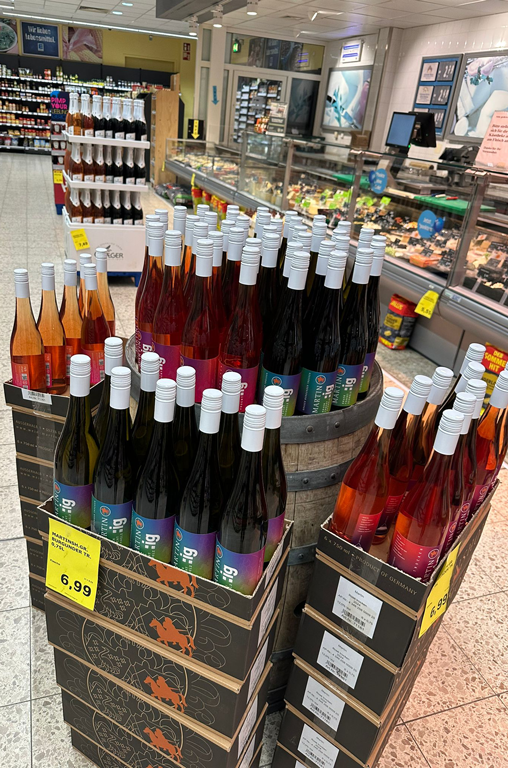 Die iG-Sonderedition vom Weingut Martin. Aufbau mit Grauburgunder und Rosé im Markt