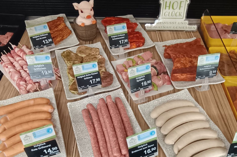 Grillgenuss mit Hofglück: Spezialitäten in der Auslage er Bedientheke von EDEKA Deckenbach