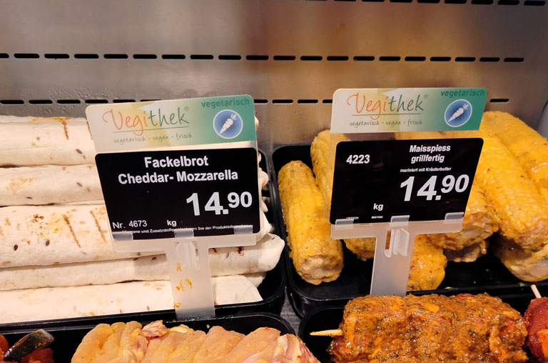 Veganes Fackelbrot mit Cheddar und Mozzarella sowie grillfertge vegane Maisspieße