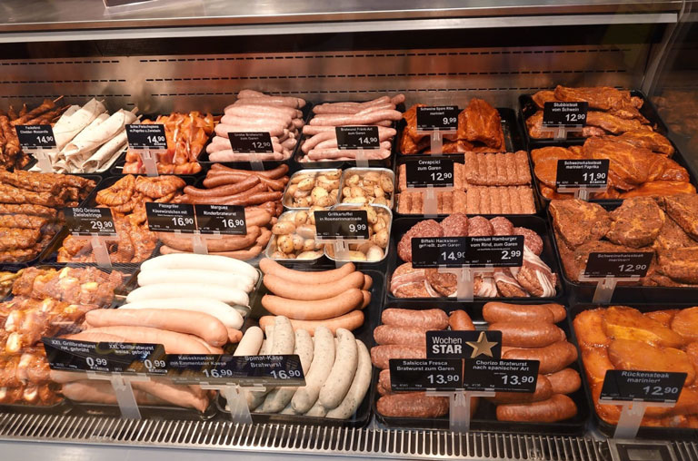 Grillgenuss pur: Das Angebot an Grillspezialitäten an den Bedientheken der EDEKA-Deckenbach-Märkte lässt keine Wünsche offen