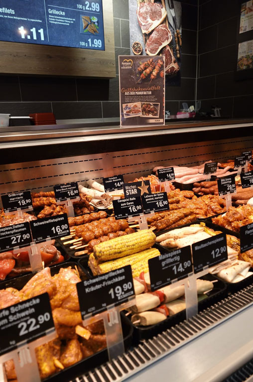 Grillgenuss pur: Das Angebot an Grillspezialitäten an den Bedientheken der EDEKA-Deckenbach-Märkte lässt keine Wünsche offen