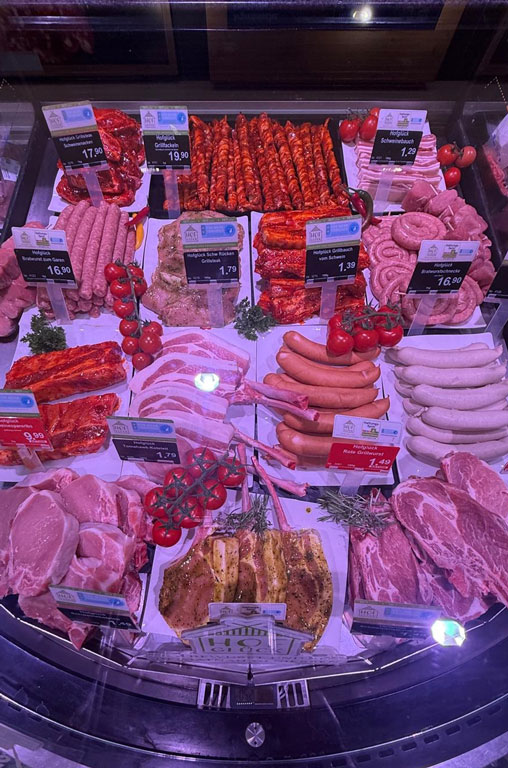 Grillgenuss mit Hofglück: Spezialitäten in der Auslage er Bedientheke von EDEKA Deckenbach