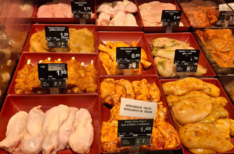 Geflügelspezialitäten in der Auslage der Bedientheke von EDEKA Deckenbach