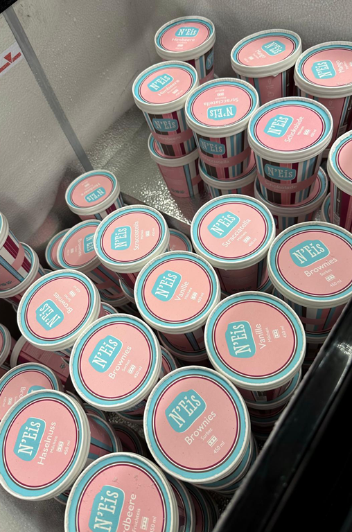 N'Eis Eisbecher in verschiedenen Sorten in der Kühltruhe im EDEKA-Deckenbach-Markt