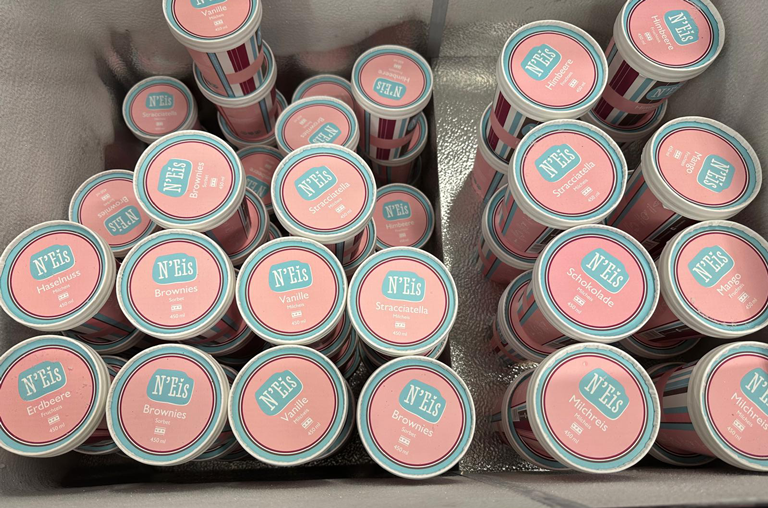 N'Eis Eisbecher in verschiedenen Sorten in der Kühltruhe im EDEKA-Deckenbach-Markt