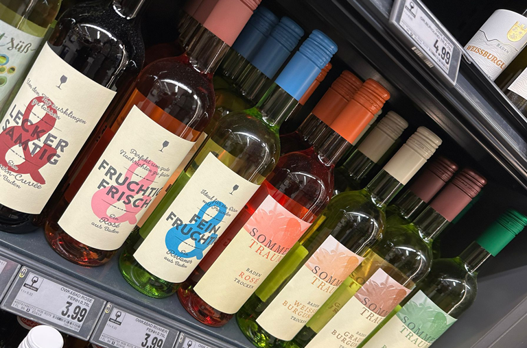 Weine der Serien Sommertraum und Jede Gelegenheit aus dem Ortenauer Weinkeller im Regal bei EDEKA Deckenbach