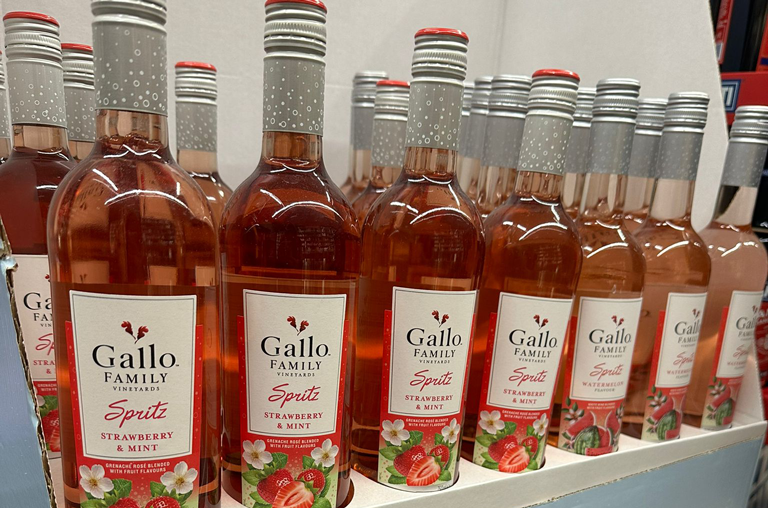 Gallo Family Spritz. Abbildung der Flaschen mit den Sorten Strawberry & MInt sowie Watermelon