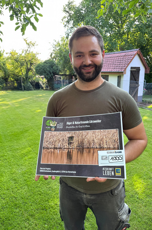 Tom Bender, Leiter des Hegerings Bodenheim und Initiator des Projektes Jäger & Naturfreunde Lörzweiler, mit dem symbolischen Spendenscheck