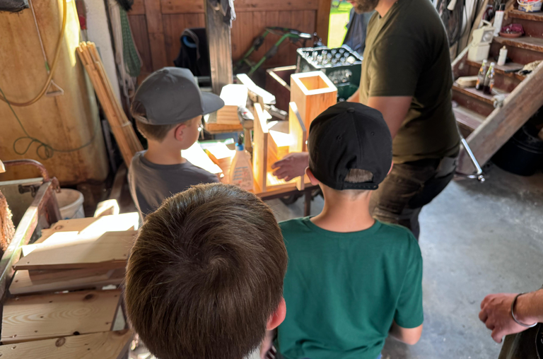 Die begeisterten Kinder beim Bau der Nistkästen