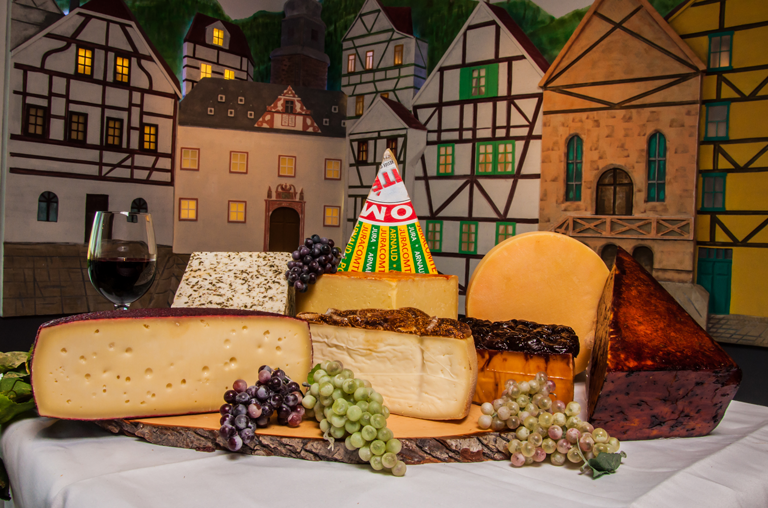 Verschiedene Käse von Käsewolf, drapiert auf einem Holzbrett