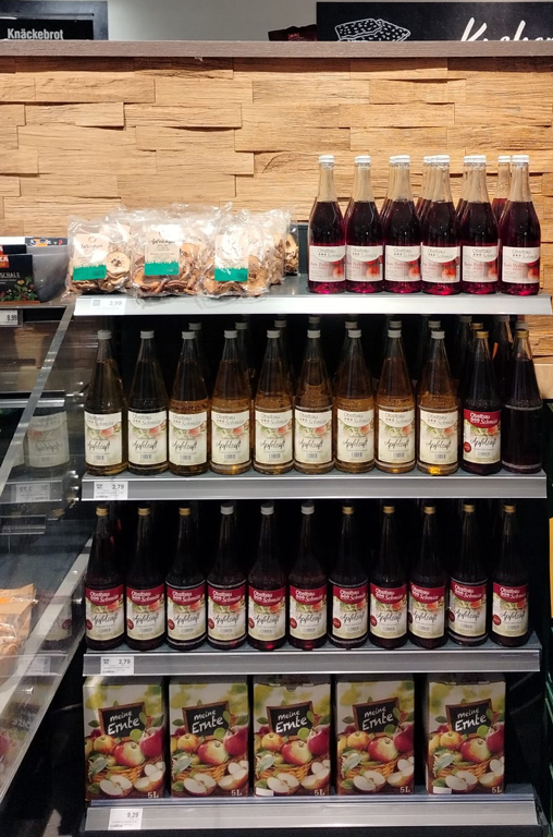 Regal im EDEKA-Deckenbach-Markt mit Apfelsäften und Apfelsecco von Obstbau Schmitt