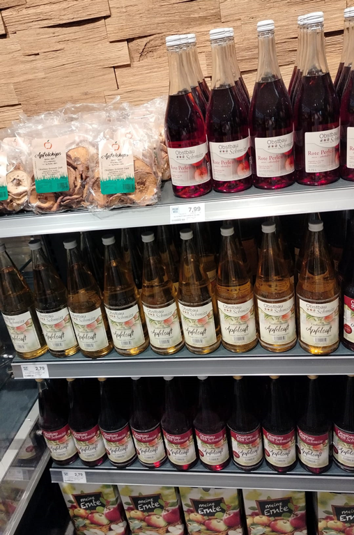 Regal im EDEKA-Deckenbach-Markt mit Apfelsäften und Apfelsecco von Obstbau Schmitt