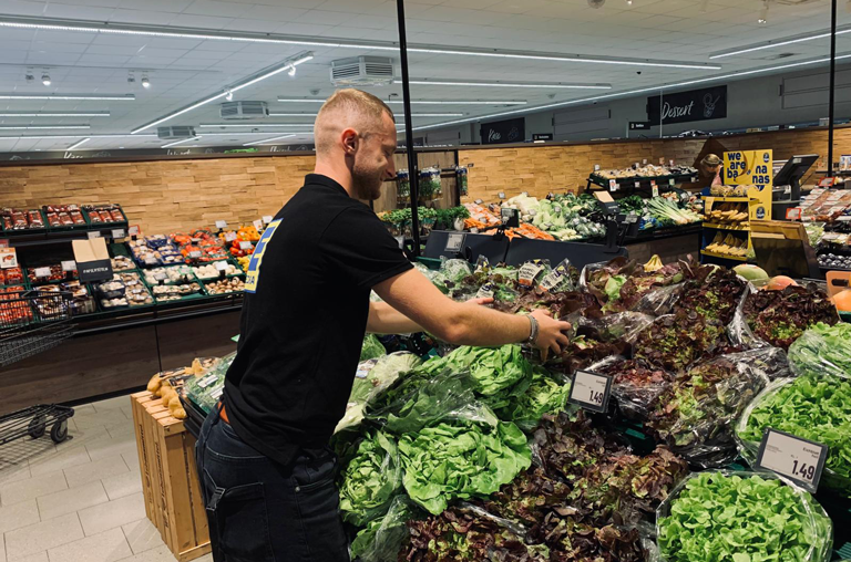 In der Obst- und Gemüseabteilung von EDEKA Deckenbach in Gau-Bischofsheim führt Tim Mallmann mit Leidenschaft und Kompetenz Regie.