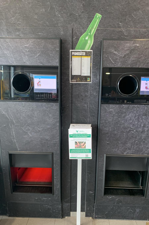 Die Pfandbonautomaten im EDEKA-Deckenbach-Markt in Gau-Bischofsheim mit der Spendenbox für den Verein Trauernde Eltern & Kinder