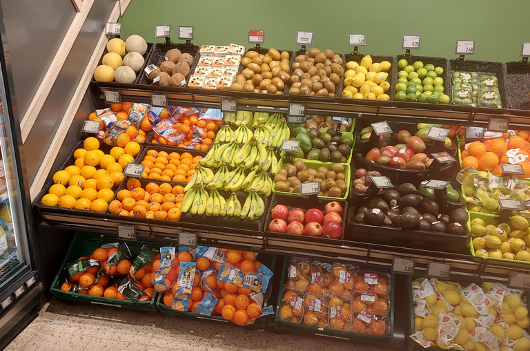 Verschiedene Zitrusfrüchte in der Obst- und Gemüseabteilung von EDEKA Deckenbach