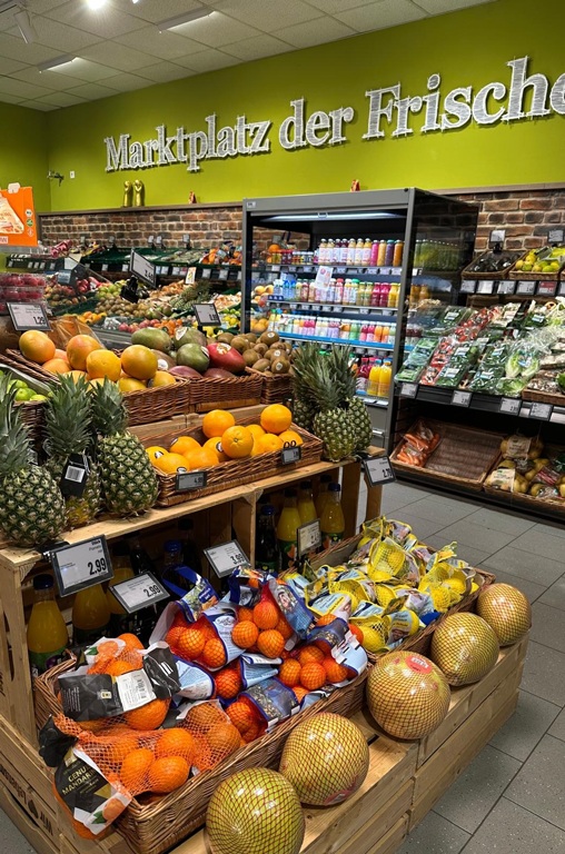 Verschiedene Zitrusfrüchte in der Obst- und Gemüseabteilung von EDEKA Deckenbach