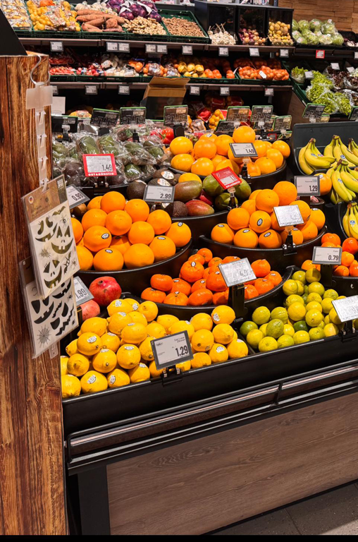 Verschiedene Zitrusfrüchte in der Obst- und Gemüseabteilung von EDEKA Deckenbach